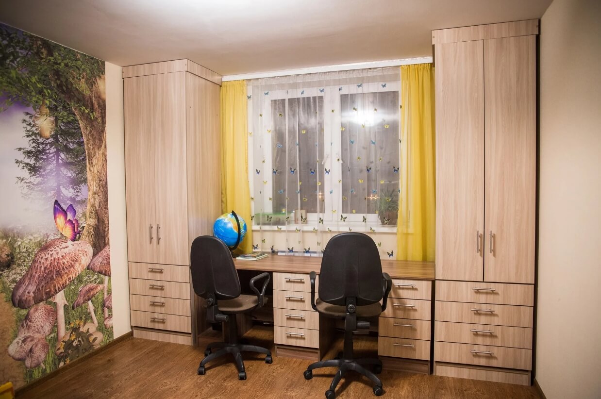 /Светлый шкаф в детскую №301 встроенный с рабочей зоной на заказ